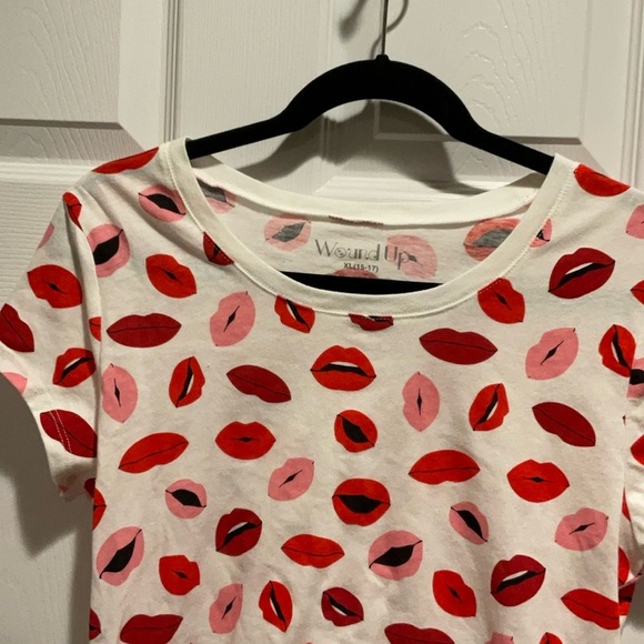 Wound Up Red and White Fitted Short Sleeve Tee - Picture 2 of 3